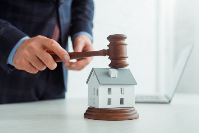 Aankoopmakelaar helpt klanten met bieden via Move.nl voor een succesvolle woninginschrijving.