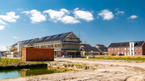 Bij de aankoop van een nieuwbouwwoning in Rotterdam betekent 'vrij op naam' (v.o.n.) dat kosten zoals overdrachtsbelasting en notariskosten al in de koopprijs zijn inbegrepen, zodat je geen extra kosten hebt