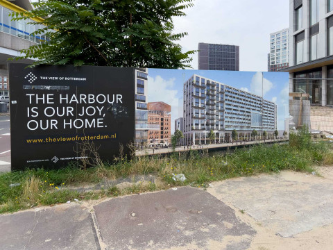 Bouwplaats van 'The View' op het schiereiland Katendrecht in de Rotterdamse Rijnhaven. Dit prestigieuze project maakt deel uit van de grootste stedelijke ontwikkeling in de regio, met luxe en moderne woonruimte