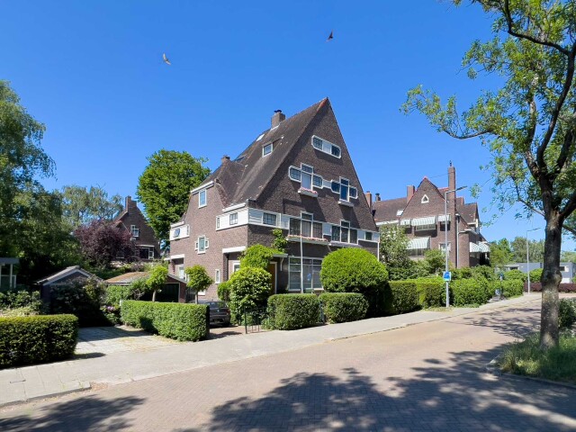 Dubbele villa in Engelse landhuisstijl aan de Essenlaan 9 en 11 in Rotterdam Kralingen, een Rijksmonument naar ontwerp van Willem Kromhout.