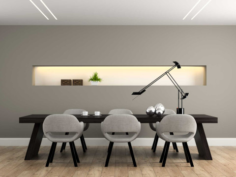 Een doordacht lichtplan maakt het verschil. In dit nieuwbouwhuis zorgen LED strips en een lichtnis in het gestucte plafond voor een moderne, sfeervolle uitstraling. Dit creëert de ideale warme en gezellige sfeer in het interieur.
