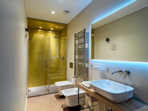 Een goed lichtplan zorgt voor de juiste balans tussen functioneel en sfeervol licht in je badkamer &ndash; ook bij een verbouwing of in je nieuwe koophuis.