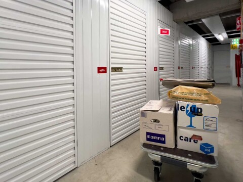 Een opslagbox bij Shurgard in Rotterdam  ideaal voor tijdelijke opslag van verhuisdozen en meubels tijdens de aan  of verkoop van je huis   Handige oplossing voor huizenkopers en  verkopers in Rotterdam die ruimte willen tijdens het verhuisproces.