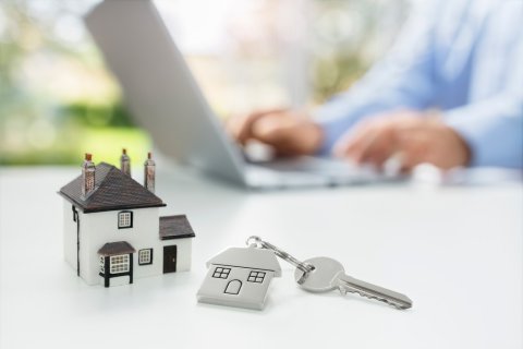 Een professionele makelaar bekijkt een database met woningzoekenden uit het verleden