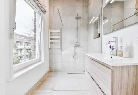 Een strakke, compacte badkamer met slimme inrichting en lichte kleuren zorgt voor een frisse, ruimtelijke uitstraling. Perfect voor wie een kleinere ruimte optimaal wil benutten!