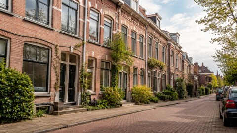 Karakteristieke Rotterdamse woningen in een rustige straat als beeld bij uitleg over funderingsrisico in het taxatierapport bij aankoop en verkoop van een huis.