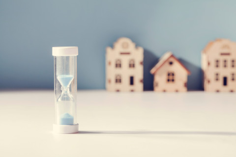 Huizen die langer te koop staan worden minder vaak boven de vraagprijs verkocht dus stel een goede vraagprijs vast om je woning snel en goed te verkopen.