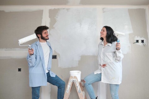 Jong stel liet extra stopcontacten aanbrengen in een op maat gemaakte tv wand in hun nieuwbouwwoning, als onderdeel van meerwerk na oplevering.