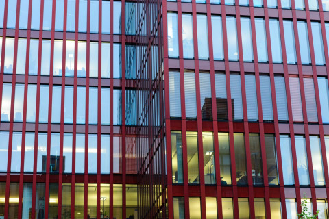 Kantoorgebouwen transformeren naar woningen is een deel oplossing voor het woningtekort in Nederland.