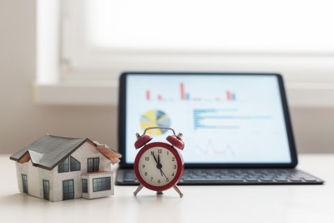 Mensen die via hun laptop online bieden op een huis bij Langejan
