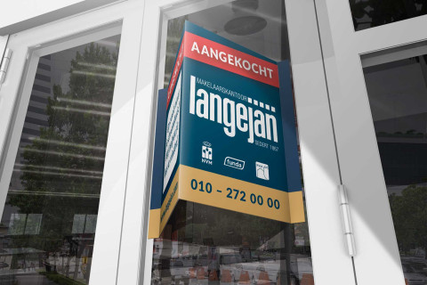 Met het V bord 'Aangekocht' is de deal rond! Dit huis in Rotterdam is officieel van jou, dankzij de expertise van Makelaarskantoor Langejan.