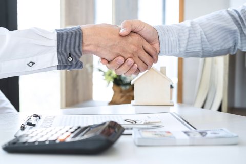 Onderhandelinge over contract voorwaarden bij verkoop van je huis