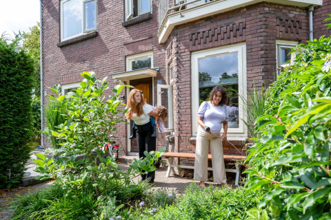 Samen spelen in een ruime, groene tuin  de ultieme meerwaarde voor jouw woning in Rotterdam. Een plek voor ontspanning, privacy en plezier voor het hele gezin &ndash; dé droom van elke koper!
