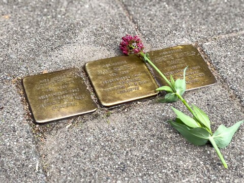 Struikelstenen voor de familie Bartels, Oudedijk 57a &ndash; ter nagedachtenis aan Hans (6), Lion en Mariette, vermoord in Auschwitz in 1942. Op steenworp afstand van ons makelaarskantoor.