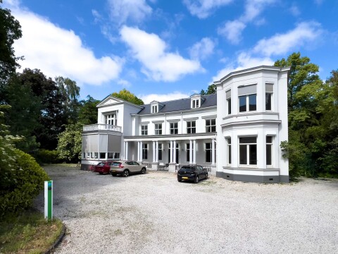 Villa Trompenburg aan de Honingerdijk 70 in Rotterdam Kralingen &ndash; een vrijstaande villa in neoclassicistische stijl met eclectische elementen uit 1859 en Rijksmonument.
