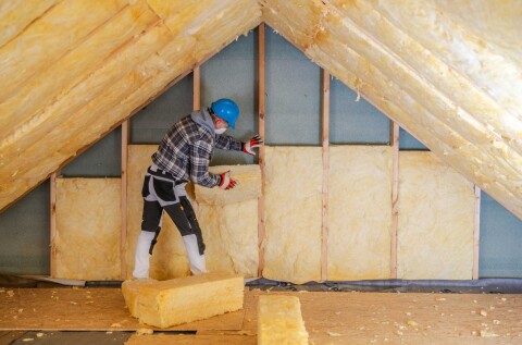 Aannemer brengt minerale glaswol aan bij de zolderisolatie van een Rotterdams jaren &rsquo;30 huis &ndash; verduurzaming verhoogt comfort &eacute;n woningwaarde.